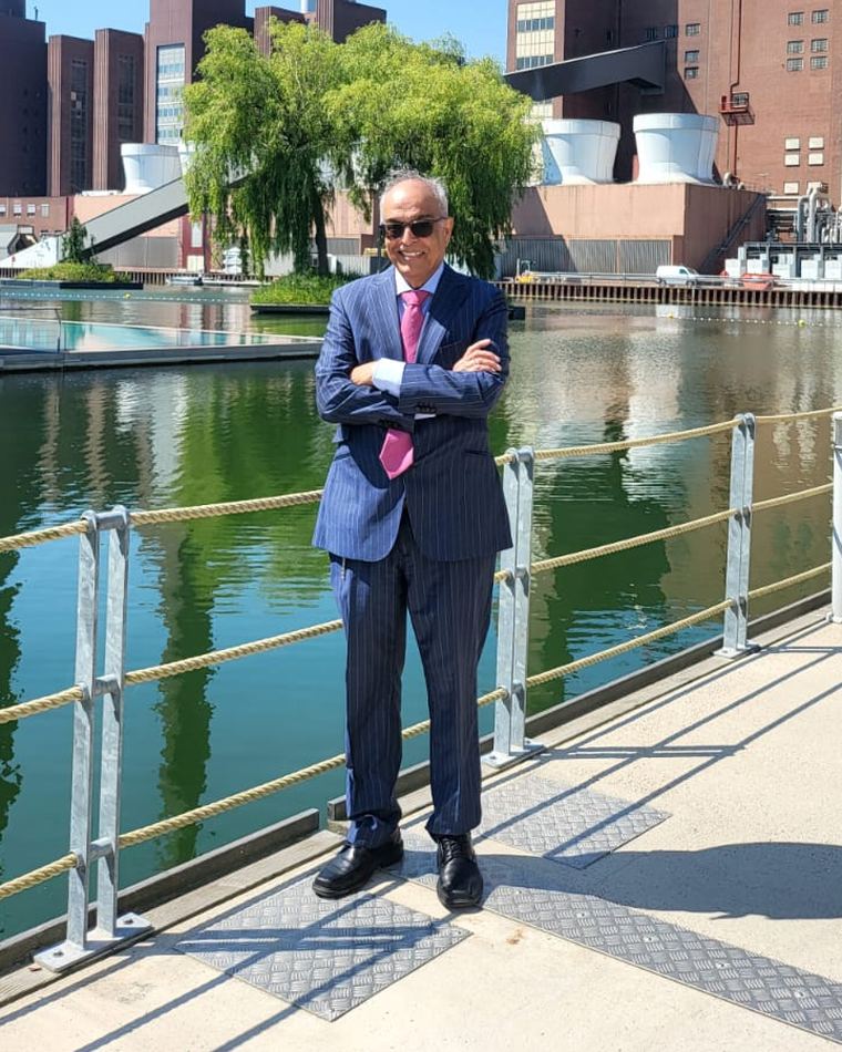 Rohit Nayar, interpreter and translator from Aachen, in a suit in front of the Volkswagen plant in Wolfsburg